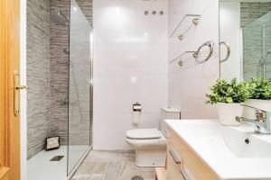 łazienka z toaletą i przeszklonym prysznicem w obiekcie Encantador Apartamento en Chueca junto a Gran Vía, Infantas 1-1 by Batuecas w Madrycie