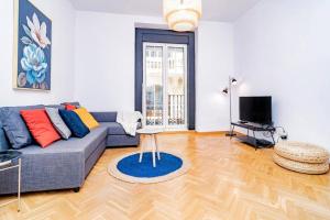 salon z kanapą i stołem w obiekcie Encantador Apartamento en Chueca junto a Gran Vía, Infantas 1-1 by Batuecas w Madrycie