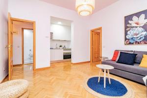 salon z kanapą i stołem w obiekcie Encantador Apartamento en Chueca junto a Gran Vía, Infantas 1-1 by Batuecas w Madrycie