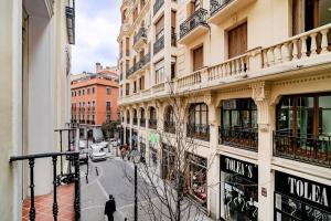 widok ulicy z balkonu budynku w obiekcie Encantador Apartamento en Chueca junto a Gran Vía, Infantas 1-1 by Batuecas w Madrycie