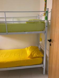 Krevet ili kreveti na sprat u jedinici u okviru objekta Appartamento nel cuore di Villasimius