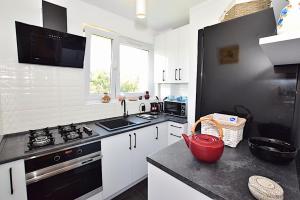 Kuchnia lub aneks kuchenny w obiekcie Apartament nad Strugą