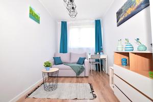 salon z kanapą i stołem w obiekcie Apartament nad Strugą w Toruniu