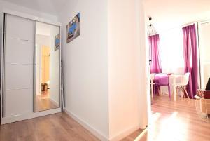 Telewizja i/lub zestaw kina domowego w obiekcie Apartament nad Strugą