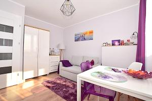 salon ze stołem i kanapą w obiekcie Apartament nad Strugą w Toruniu