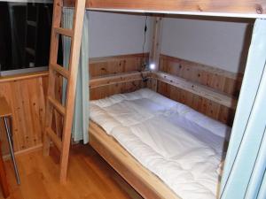 屋久島にあるゲストハウス屋久島のはしご付きの部屋のベッド1台