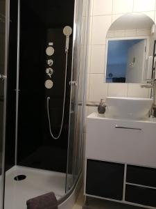 A bathroom at Le Petit Chateau, Matisse