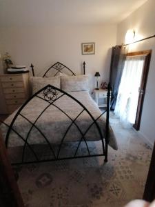 A bed or beds in a room at Le Petit Chateau, Matisse