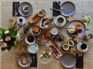 una mesa con platos de comida y tazas de café en Apartmenthotel Ritterhof Suites & Breakfast, en Scena