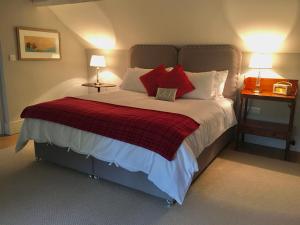 una camera da letto con un grande letto con cuscini rossi di The Old Stores a Montgomery