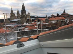 Nespecifikovaný výhled na destinaci Santiago de Compostela nebo výhled na město při pohledu z apartmánu