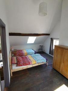 - une chambre avec un lit dans l'angle dans l'établissement Gîte La maison rose, à Hamois