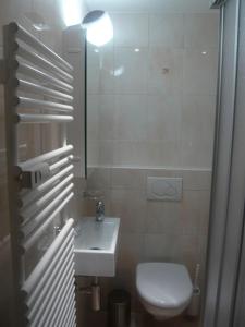 Een badkamer bij LE NEVADA CRANS-MONTANA vue a vous couper le soufle