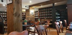 a restaurant with tables and chairs in a library at Hotel Restaurant Toscana Naumburg in Naumburg