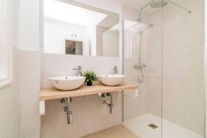 a bathroom with two sinks and a shower at Exclusivo Apartamento en Chamberí Fernando El Católico by Batuecas in Madrid
