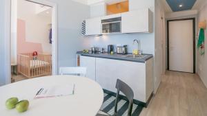 kuchnia i jadalnia ze stołem i blatem w obiekcie Babyaccommodation Family Experience II w mieście Pietra Ligure +20 zdjęć