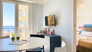 Pokój z łóżkiem i stołem z laptopem w obiekcie Babyaccommodation Family Experience II w mieście Pietra Ligure