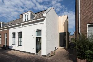 a renovation of a house with white brick at Kaewkong Surf Motel in Scheveningen