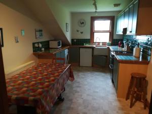 una cucina con lavandino e piano cottura forno superiore di Midkinleith Farm Holiday Cottage a Edimburgo