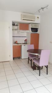 a kitchen with a table and chairs in a room at Studio Cité médiévale 250 m in Carcassonne