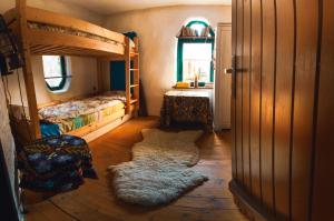 Popasul Verde في سانجورز باي: غرفة نوم مع سرير بطابقين وطاولة ونافذة