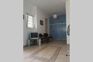 TV a/nebo společenská místnost v ubytování Mina's Kypri Apartment