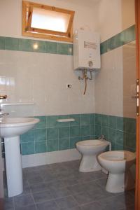 Isca sullo IonioにあるMIMOSA CAMPINGのバスルーム(洗面台、トイレ付)、窓が備わります。