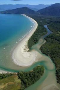 uma vista aérea de uma praia e do oceano em Recanto da Nice em Paraty