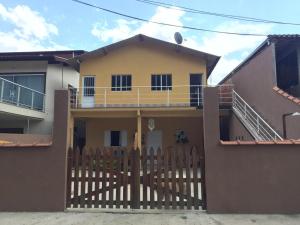 a house with a wooden fence in front of it at Recanto da Nice in Paraty