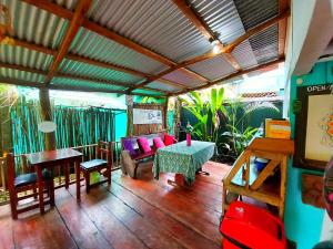 ein Wohnzimmer mit einem Tisch und Stühlen sowie einem Tisch und einem Stuhl in der Unterkunft Cabinas Tortuguero in Tortuguero