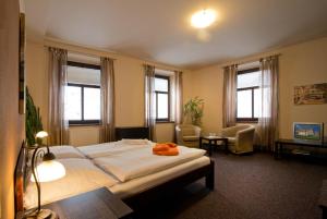 Letto o letti in una camera di Hotel U Zlatého býka