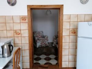 un soggiorno con sedia in cucina di Appartamento Isabella a Pistoia