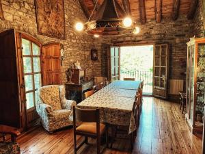 a dining room with a table and a chair at Casa Alejandra in Fiscal