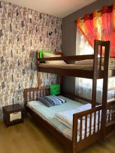 1 Schlafzimmer mit 2 Etagenbetten und einer Wand in der Unterkunft Centre Hostel in Mukatschewo