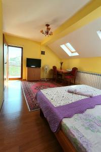 1 dormitorio con cama, mesa y TV en Vila Granada, en Eforie Nord