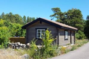 eine kleine Hütte am Straßenrand in der Unterkunft Sjötorpet - unikt boende vid havet på norra Öland! in Löttorp