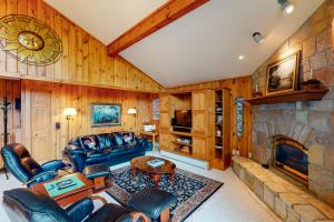 ein Wohnzimmer mit einem Sofa und einem Kamin in der Unterkunft Bromley Mountain Condo CD2 in Peru