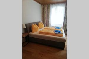 Bosruck في شبيتال أم بيرن: غرفة نوم صغيرة مع سرير مع نافذة