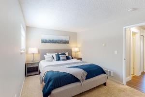 een slaapkamer met een bed met blauwe lakens en kussens bij Paradise View #211 in Chelan +15 foto's