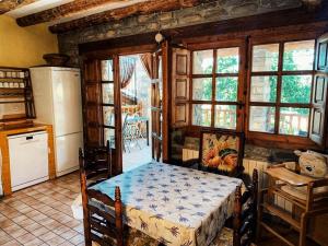 フィスカルにあるCasa Alejandraの窓付きの部屋で、キッチン(テーブル付)が備わります。