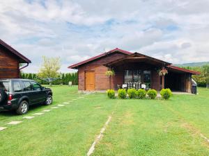 une maison avec une voiture garée devant elle dans l'établissement Casa de la Lac, à Sighetu Marmaţiei