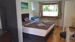 Schlafzimmer mit einem Bett und einem Fenster in der Unterkunft Haus Gandler in Zell am See