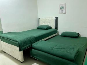 Ένα ή περισσότερα κρεβάτια σε δωμάτιο στο Anugrah Inn