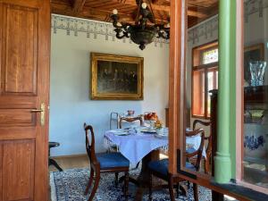 una sala da pranzo con tavolo e sedie di Villa Ruska dača a Lubiana