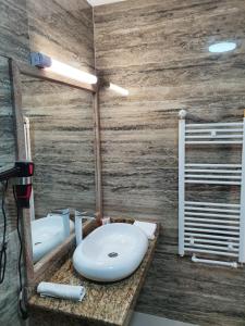 een badkamer met een wastafel en een spiegel bij Hotel Restaurant Elite in Drobeta-Turnu Severin