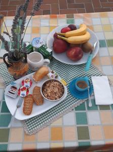 una tavola con due piatti di cibo su un tavolo di B&B MAMMA ARI a Fermo