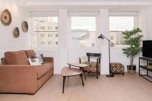 ein Wohnzimmer mit einer Couch und einem Tisch in der Unterkunft Deslumbrante Apartamento en Plaza España, by Batuecas in Madrid
