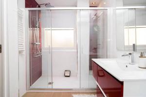 ein Badezimmer mit Glasdusche und Waschbecken in der Unterkunft Deslumbrante Apartamento en Plaza España, by Batuecas in Madrid