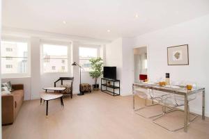 ein Wohnzimmer mit einer Couch und einem Tisch in der Unterkunft Deslumbrante Apartamento en Plaza España, by Batuecas in Madrid + 25 Fotos