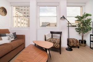 Ein Sitzbereich in der Unterkunft Deslumbrante Apartamento en Plaza España, by Batuecas